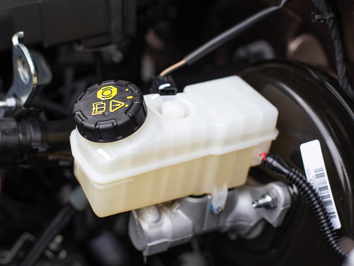 How To Check Brake Fluid On A 00 06 Toyota Tundra Youtube
