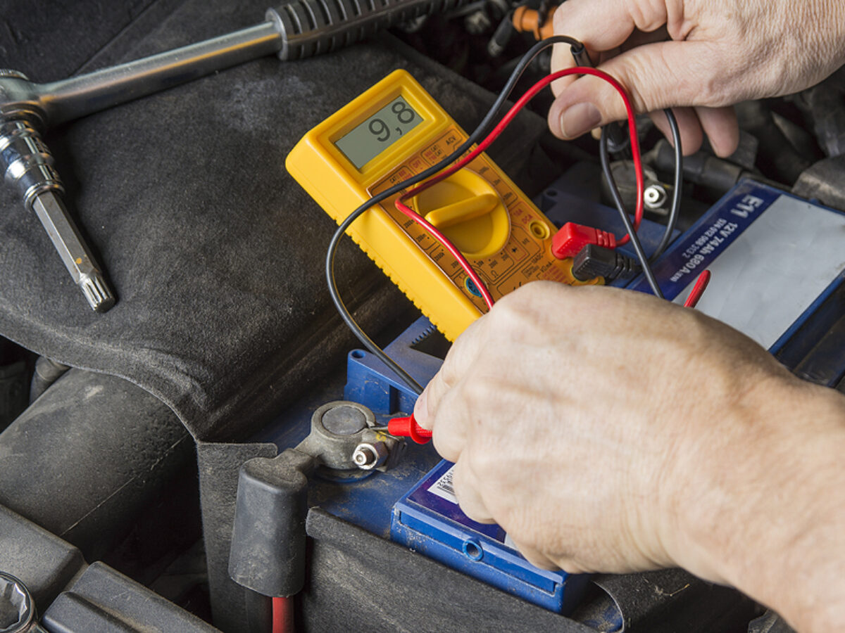 Weak battery. Слабый аккумулятор. Проверка автомобильного аккумулятора стоковое. Dead car Battery. Проверка аккумулятора в шуруповерте.