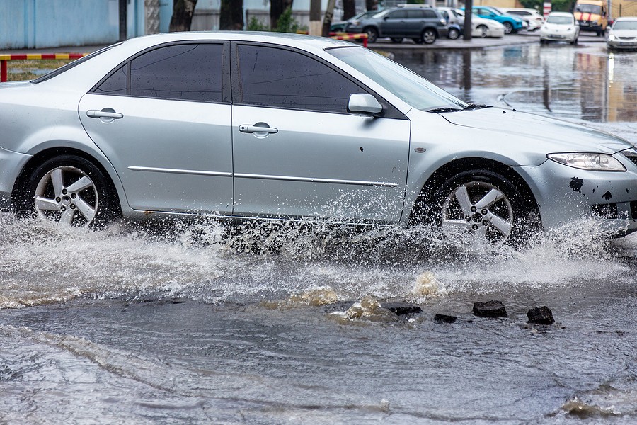 Coche dañado por agua