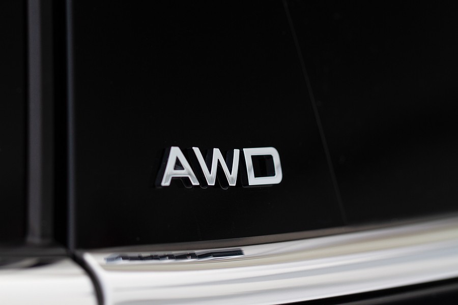 What is the difference between AWD and 4WD